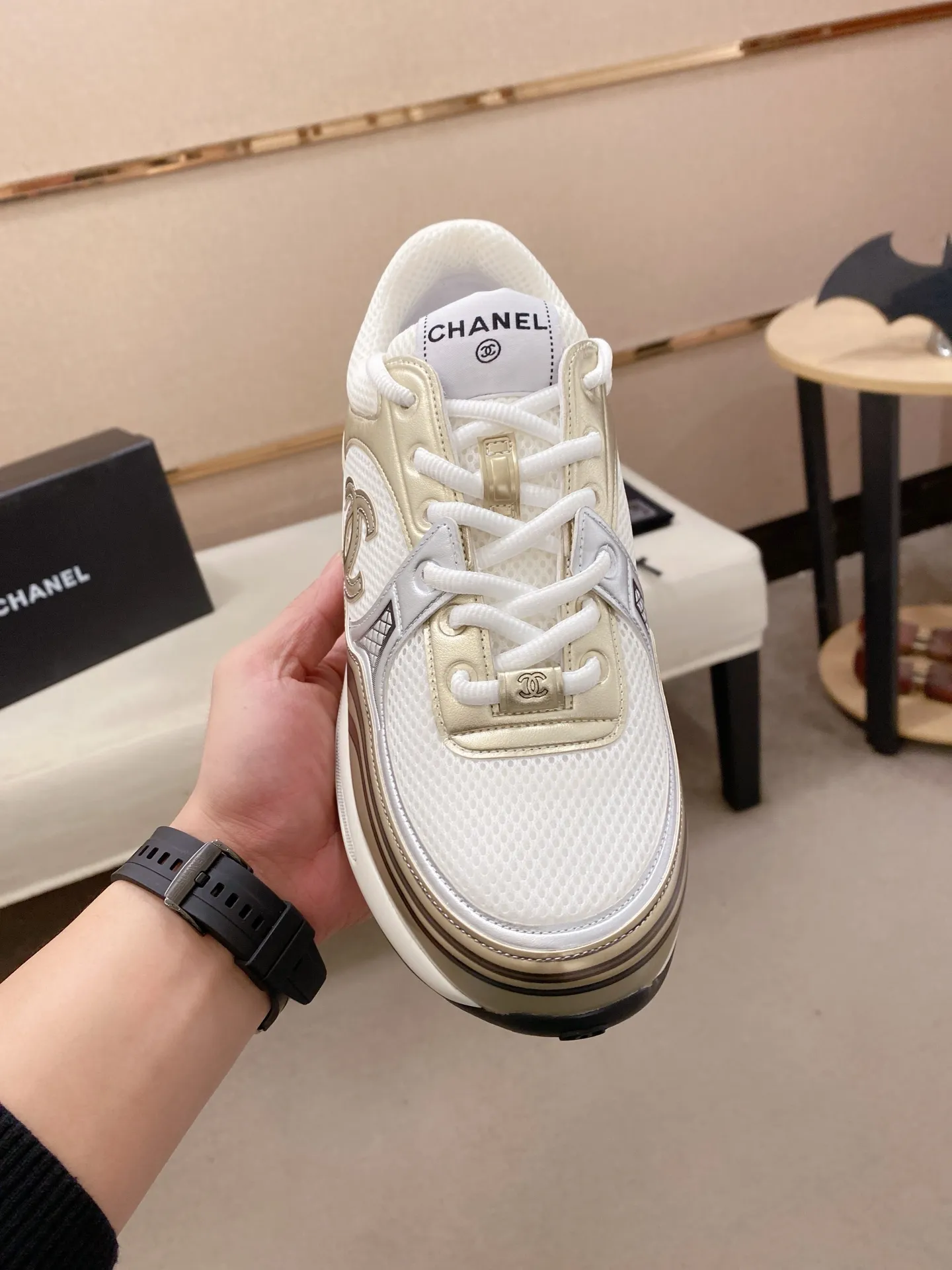 Factory price: 620💰 Chanel Chanel - 2026 counter top casual sports shoes This classic design; the upper is electro-embroidered with a variety of techniques; the outsole is fashionable and sporty; the extraordinary inclusion of a variety of color matching elements... The diversified mix and match is very beautiful and versatile, casual, fashionable, sports and outdoor can be taken into account... ꫛꫀꪝ Go➫ Material: ❶Upper is made of: Original imported high-mercerized smooth cow suede + special anti-mesh fabric ❷Inner use: original imported breathable mesh ❸Outsole based on: original TPU combination outsole Full set of boutique packaging for women 35–41 men 38-45